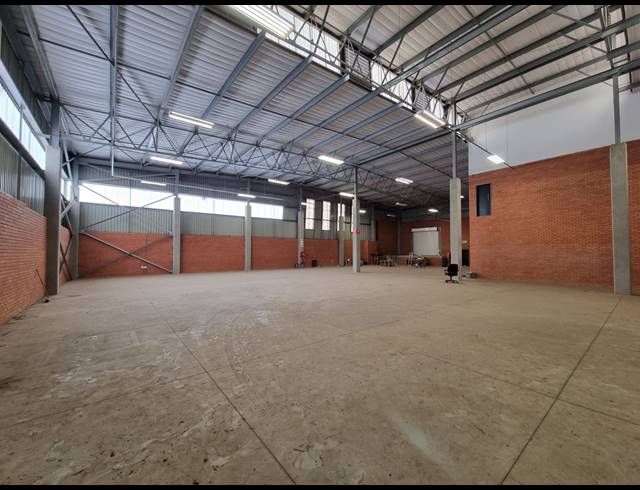 1,069M² WAREHOUSE TO LET IN LONGLAKE